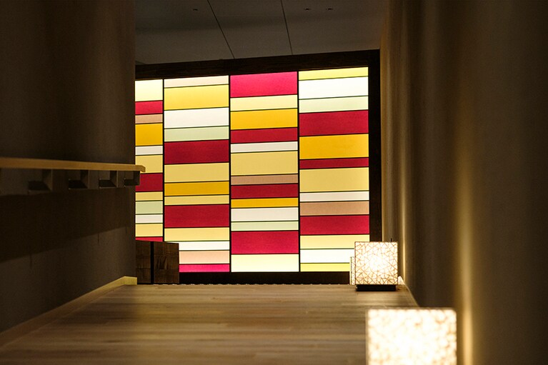 食事処のエントランスにもステンドグラスのモチーフが。