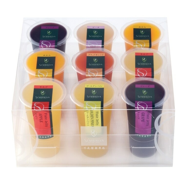 定番のりんご、みかん、ぶどうをはじめ、果物専門店らしいピーチ、ブラッドオレンジ、ゴールデンパインの6種類のゼリーが楽しめる「フルートジュリー9個入り」3,888円。