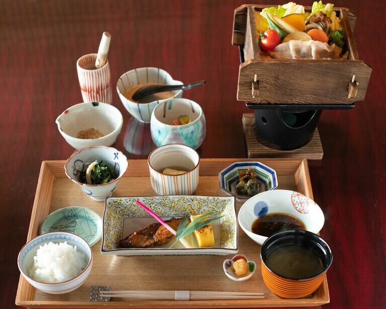 白いご飯が進む、色とりどりのおかずにワクワク。