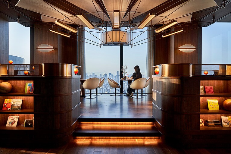 眼下に広がる大阪市街の景色を眺めながら、アフタヌーンティーなどが堪能できるラウンジスペース33階のラウンジ「スモーク＆スピン」。