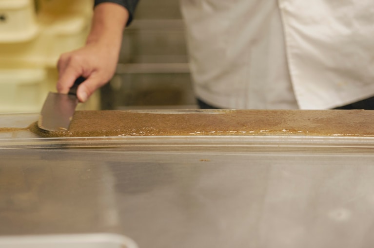 職人さんはササッとやっているように見えるが、厚さの調整や仕上がりの綺麗さなどは一朝一夕には真似できない。