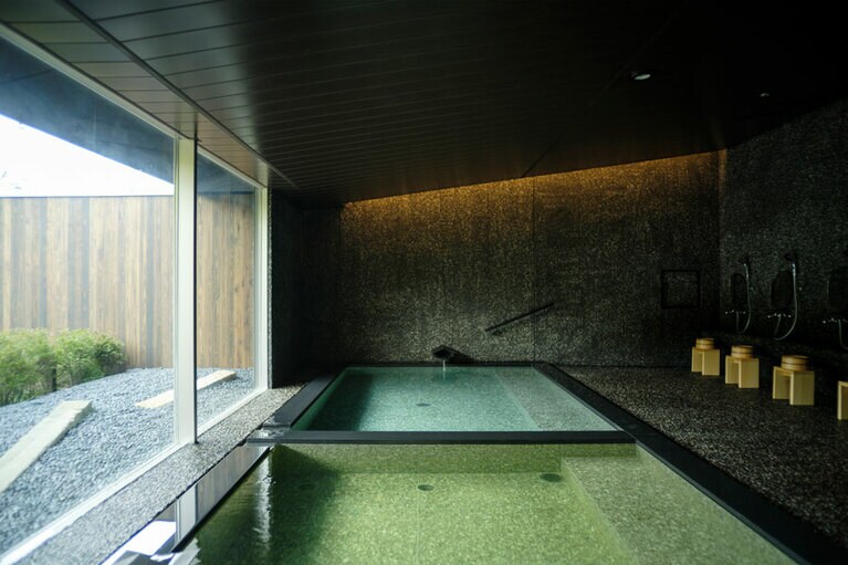 手前が「あつ湯」、奥が「ぬる湯」。温泉の濃度によって湯の色も変わる。