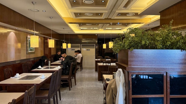 レトロで落ち着いた雰囲気の店内。ゆっくり食事がしたい時にもぴったり。