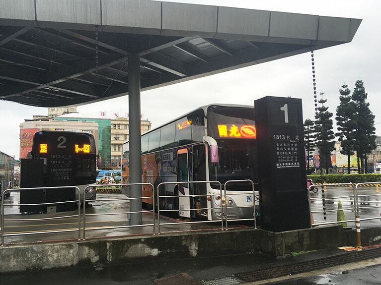 基隆のバスターミナルは基隆駅のすぐ隣に。