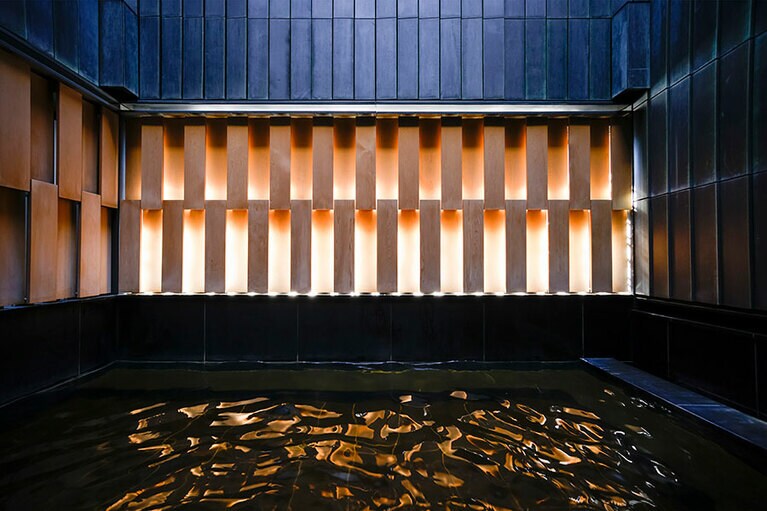 雲のない夜は天窓に星が瞬く。通常15:00～翌11:30まで入浴可能。