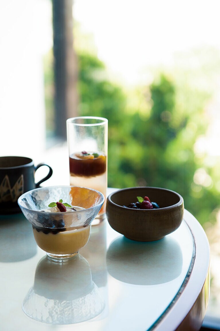 コラーゲンスイーツは3種あり、日替わりで提供。ツバメの巣やすっぽん、フカヒレなどコラーゲンたっぷりの素材と、フレッシュ＆ドライのフルーツやハーブなど、沖縄ならではの食材をふんだんに取り入れている。左：ツバメの巣入りマンゴプリン、奥：ドライフルーツと すっぽんエキス入り、右：黒糖スイーツフカヒレゼリー入りゆし豆腐。