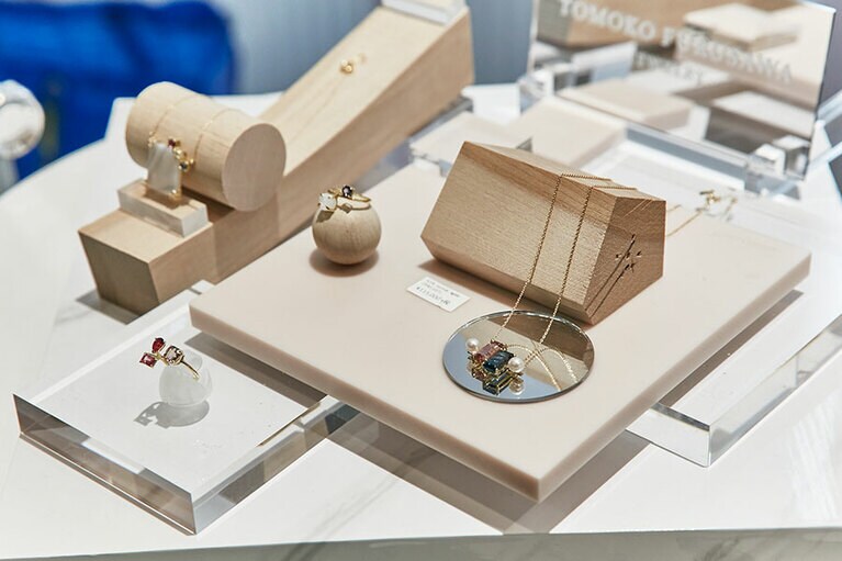 リング(写真中央) 115,000円、ネックレス(写真右) 250,000円。