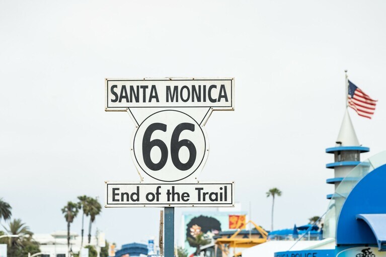 人気レジャースポット「サンタモニカ・ピア」に立つ「End」のロードサイン。