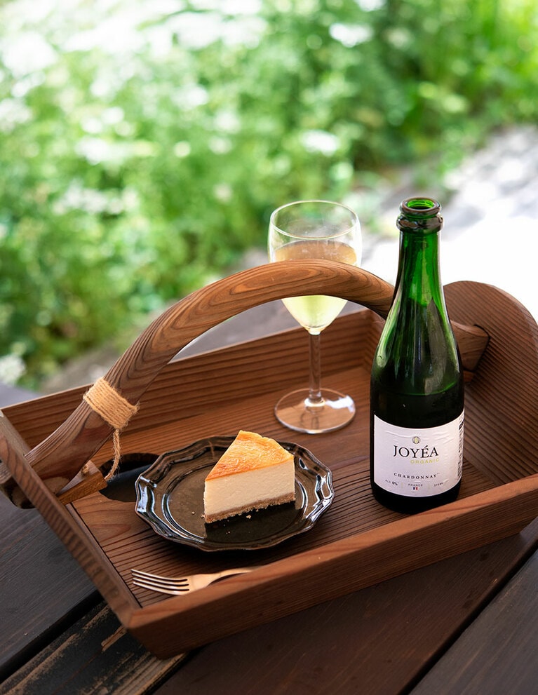 木工作家・藤山亮大氏の特注トレイで飲み物を運ぶ。