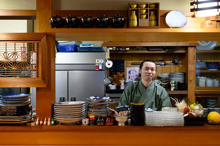 食材の収穫も自分たちで行うなど、時間をかけて丁寧に仕込むことを惜しまない店主の曽我真人さん。