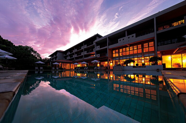 西表島ホテルのプールサイド。ここから徒歩30秒ほどで月ヶ浜にも出られる。