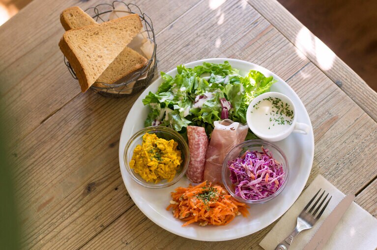 スープ、パン付きのおまかせヘルシーデリプレート 1,350円(税込)。