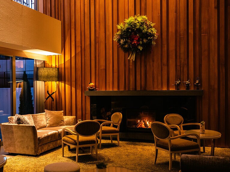 シャレーアイビーヒラフのラウンジは、暖炉を配した温もりある空間。