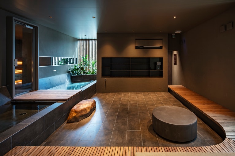 サウナは水着を着用して利用する（水着はレンタル可能）。内気浴スペースは自然光が入り込む美しい空間。心ゆくまでリラックスできる。