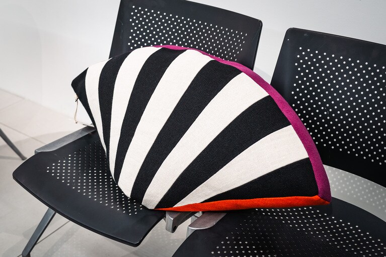 フェリーチェ・リックス＝ウエノによるオリジナルドローイングからインスピレーションを受けてデザインされたクヴァドラ・テキスタイル（Hallingdal）とデザイン オブ ザ タイムのファブリックを使用したクッション。100,100円。