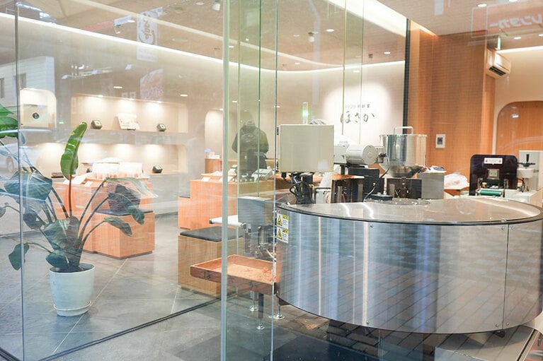店舗の外からも見え、工場見学のよう。
