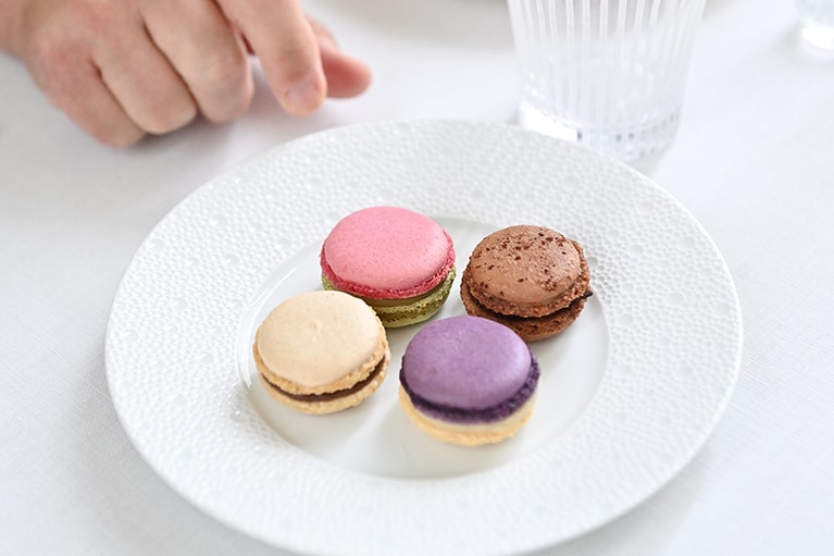 「マカロン・ヴェジタル」。左上から時計回りに、「モンテベロ」（フランボワーズ×ピスタチオ）、「アンフィニマン ショコラ」（ビターチョコレート）、「アンヴィ」（バニラ×スミレ×カシス）、「アンフィニマン ノワ ド ペカン」（アーモンドのプラリネ）。日本発売未定。