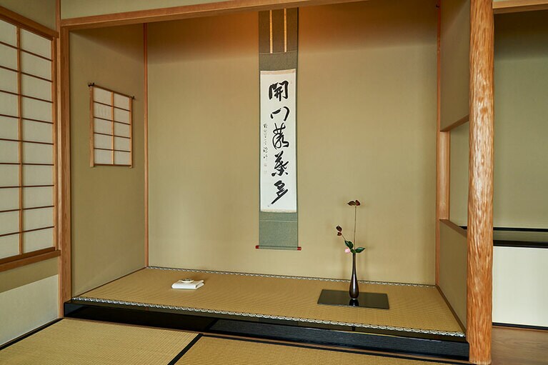 この日の広間席の掛け軸は「開門落葉多」。朝起きて門を開いてみると、そこここに散るたくさんの落ち葉が。雨の音と思ったのは降りかかる落ち葉の音だったのだ、という風情あふれる言葉だそう。