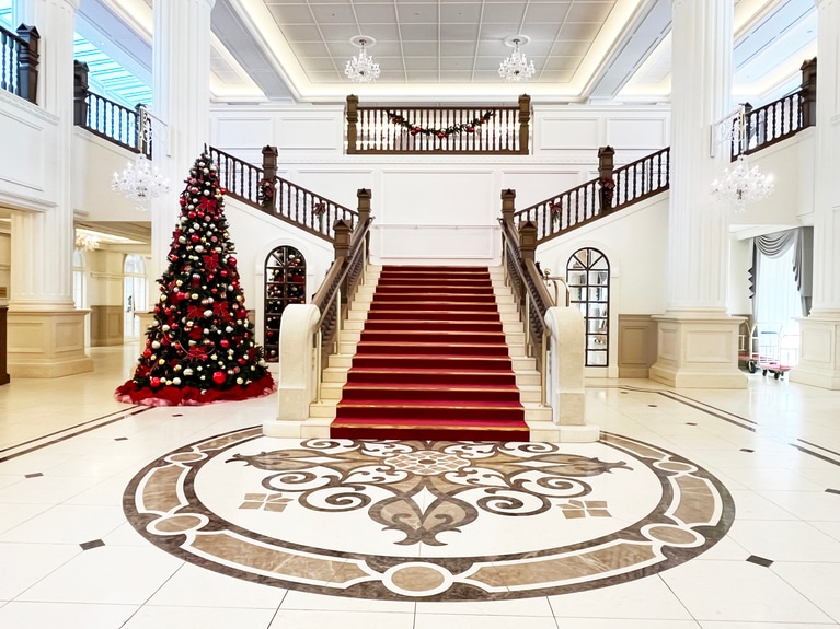 赤じゅうたんの階段とツリー。