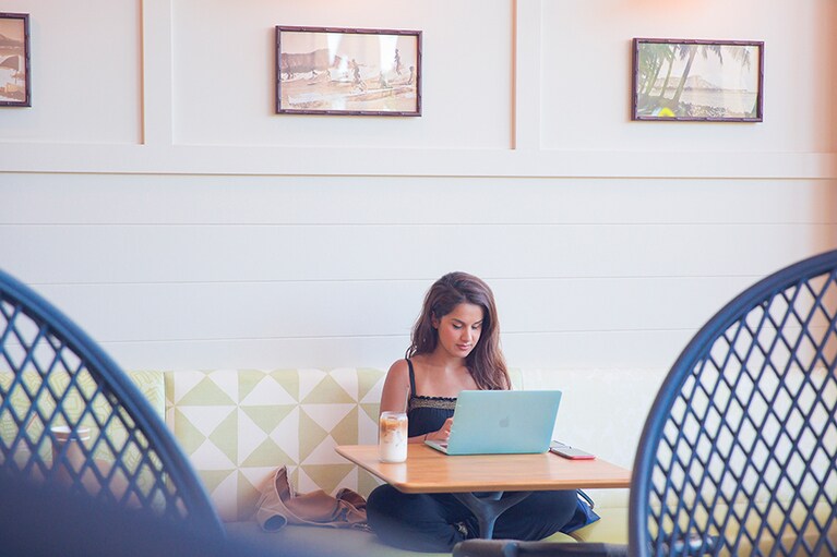 席の下には電源が。