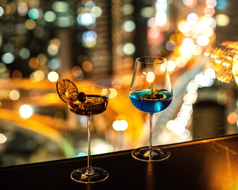 きらめく夜景を眺めながら、ゆったりとカクテルを堪能。2,200円～