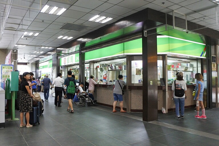 南1門出口のところにある郵便局。窓口の向かい側にポストがある。