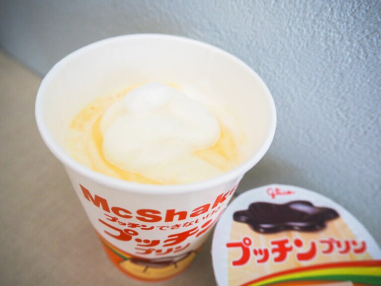 優しいたまご色のシェイク。甘くておやつタイムにぴったりです。甘さ度数は文句無しの★★★★★。