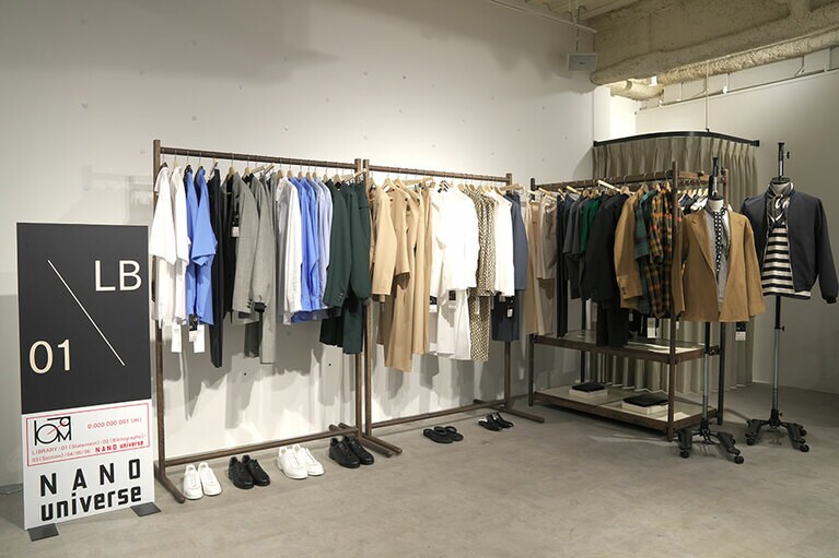 LB.01のラインは高級ドレスライン。テーラリングにこだわったスーツや国内有数のシャツメーカーの生地を使用したシャツなどを展開する。