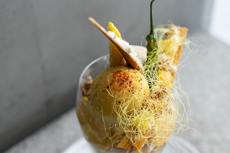 チリパウダーをパフェにかけるなんて！