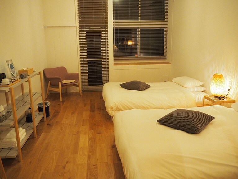 スクールハウスの客室。よりホテルに近い泊まり心地を求めるかたに。