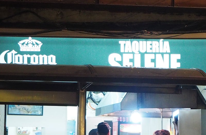 メキシコでタコス屋さんを見つけるには「Taqueria(タケリア)」の看板を探そう。