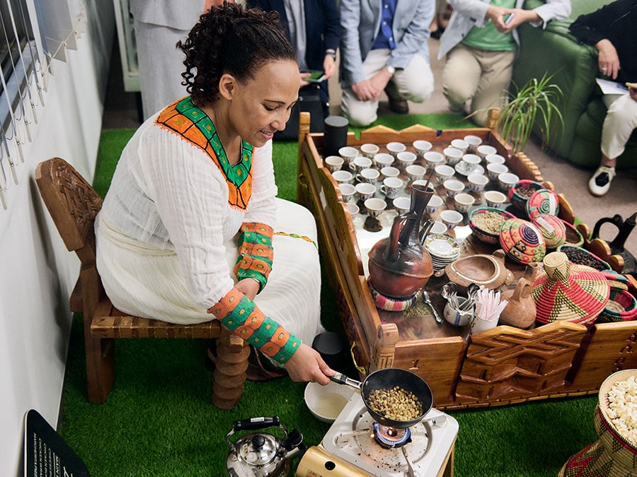 エチオピアの伝統的なおもてなし儀式である「コーヒーセレモニー」。
