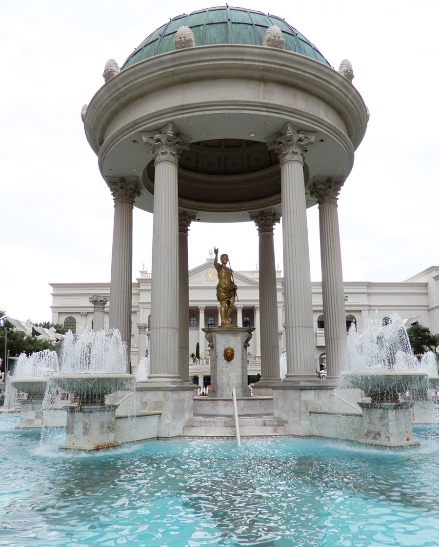 中央にシーザーの銅像と噴水を擁するプールもゴージャス。