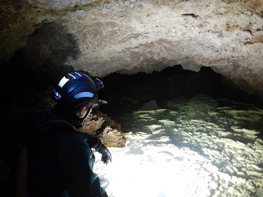 光を当てる角度を変えると、逆さ鍾乳洞に見えたり、洞窟内はライティングで表情を変えます。