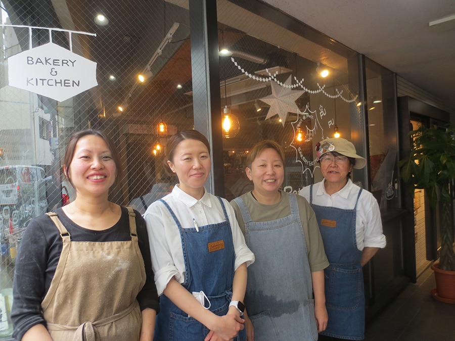 元気で明るいスタッフ。左から、正本誠子さん、妹の古川純子さん、料理担当の西山優子さん、姉妹の母親・古川千重子さん。