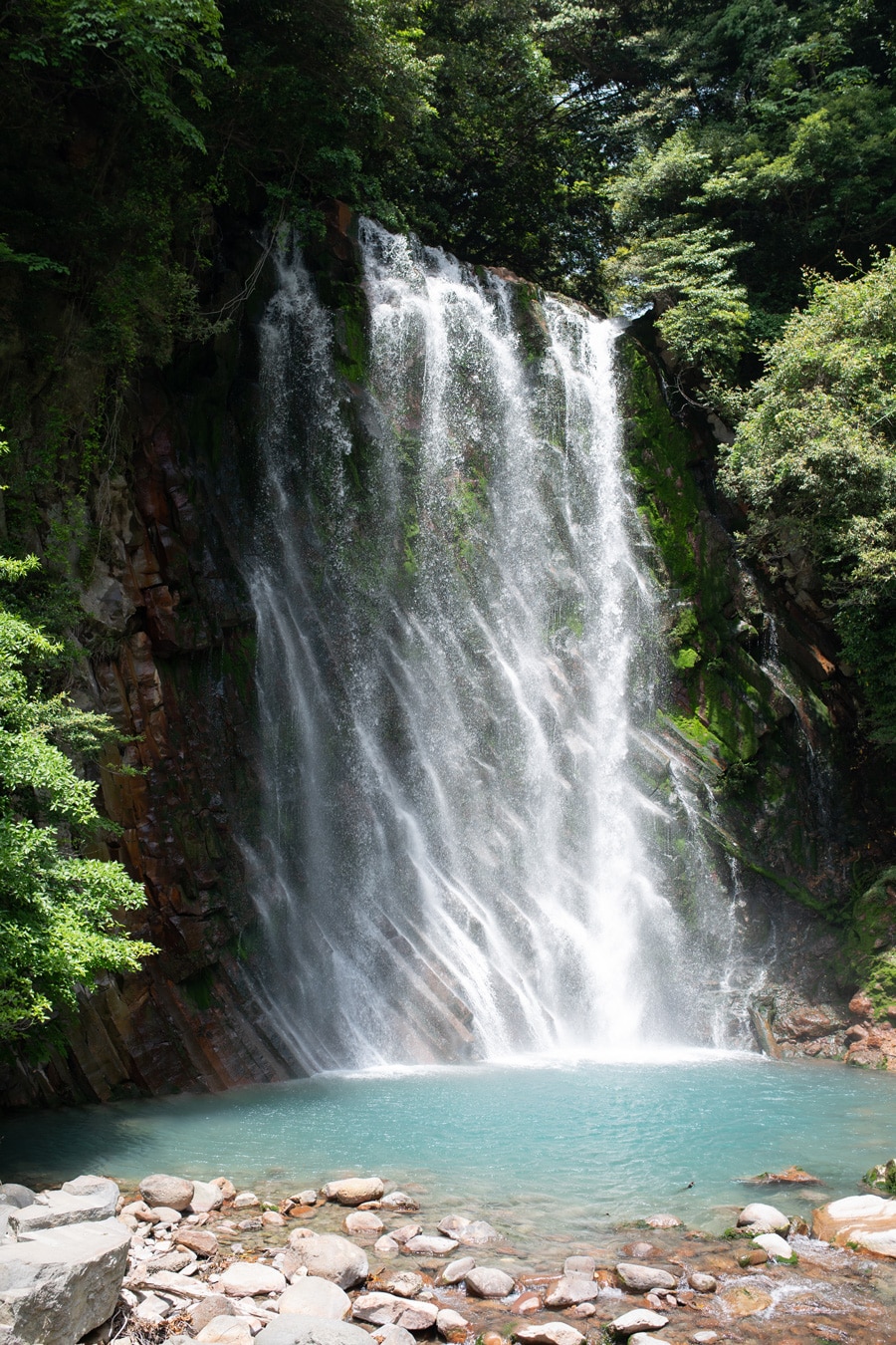 「界 霧島」から車で15分ほどの「丸尾滝」は、高さ23m、幅16mで迫力満点。