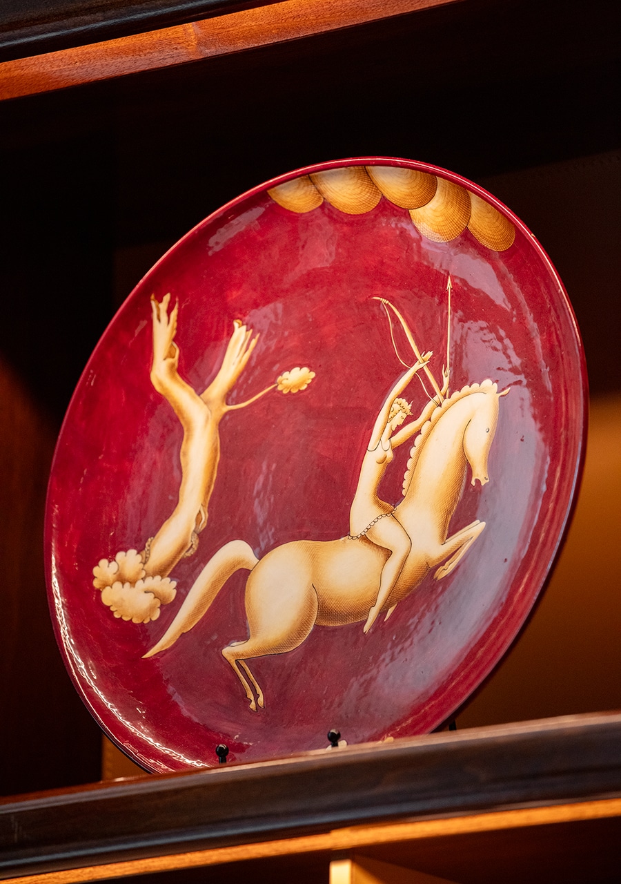 ラウンジに置かれたジオ・ポンティ作の陶磁皿は、20～30年代のリチャード・ジノリ窯製。