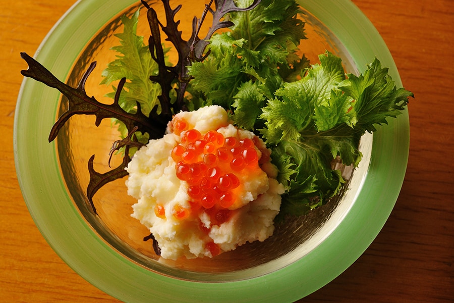 伝統的にアイヌがよく食してきたチポロ（イクラ）を添えた「アイヌ風ポテトサラダ チポロいも」770円。