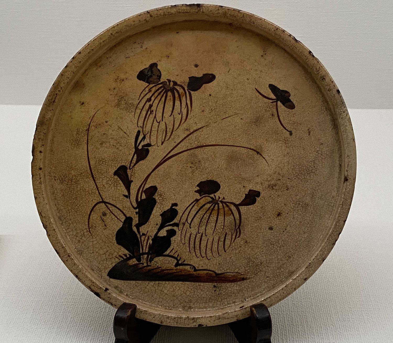 《鉄絵菊に蝶文行灯皿》瀬戸（愛知県）　19世紀　日本民藝館