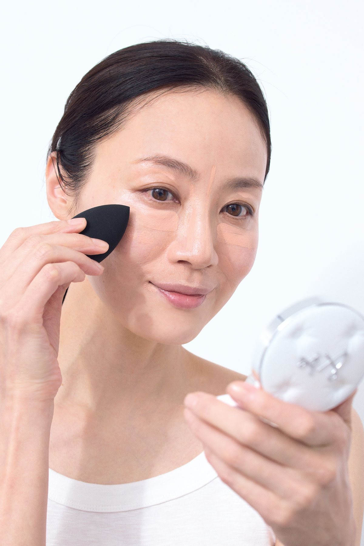 【STEP3】ファンデーションでコンシーラーをなじませる。
