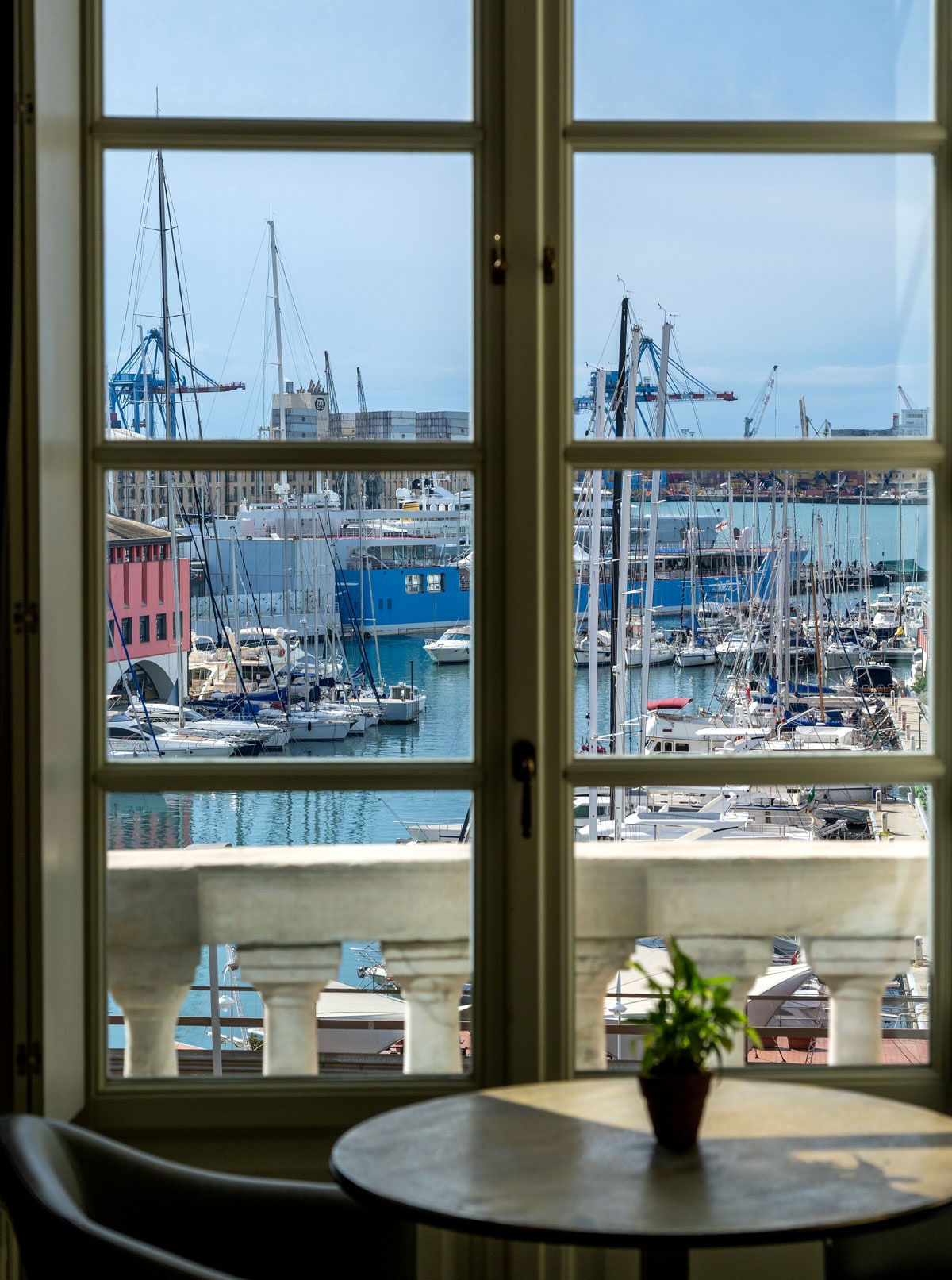 ホテル「パラッツォ・ドゥラッツォ」から眺めるポルト・アンティーコの情景。