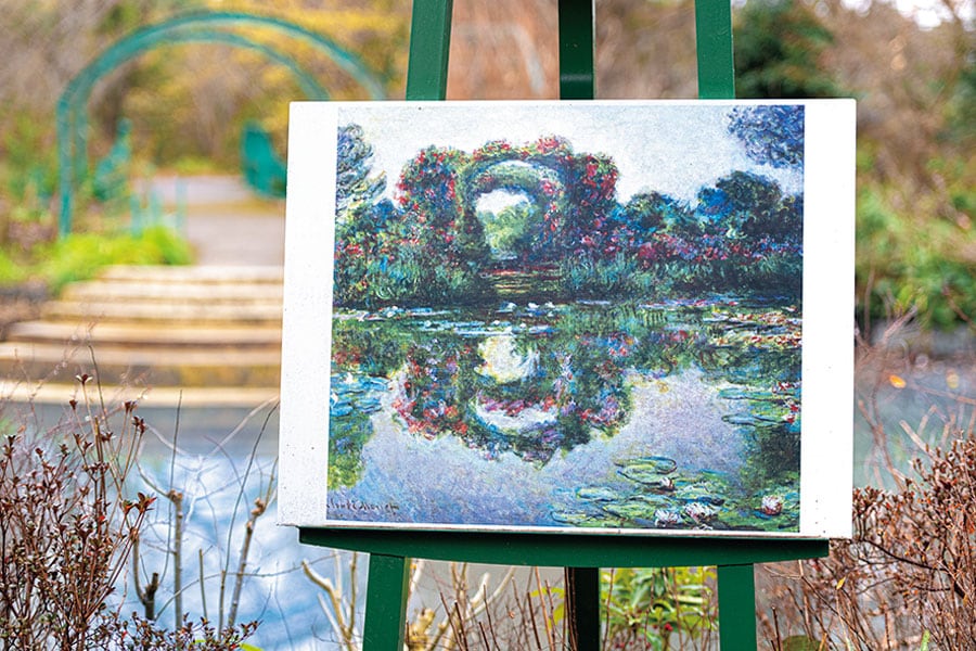 各所に展示されたモネの作品と実際の庭を見比べるのも楽しみ。