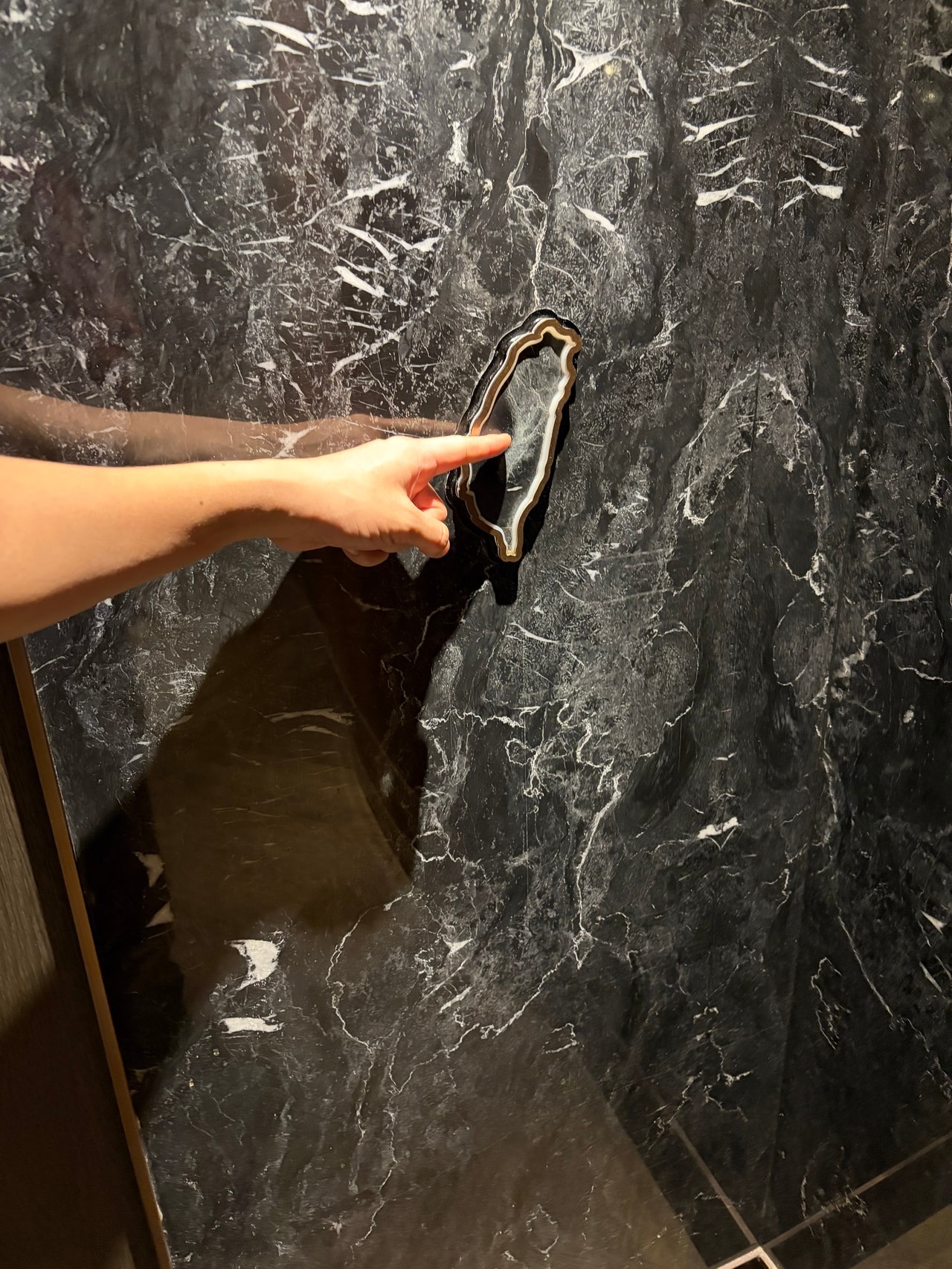 初めて訪れる際は、扉の開け方をお忘れなく。