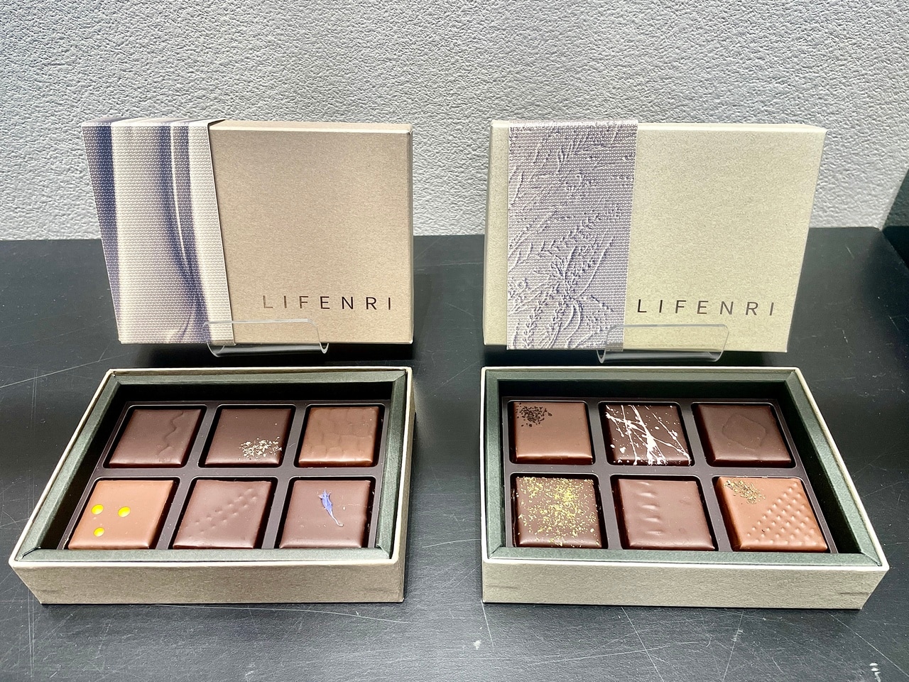 左がバニラ、右がお茶のボンボンショコラ。