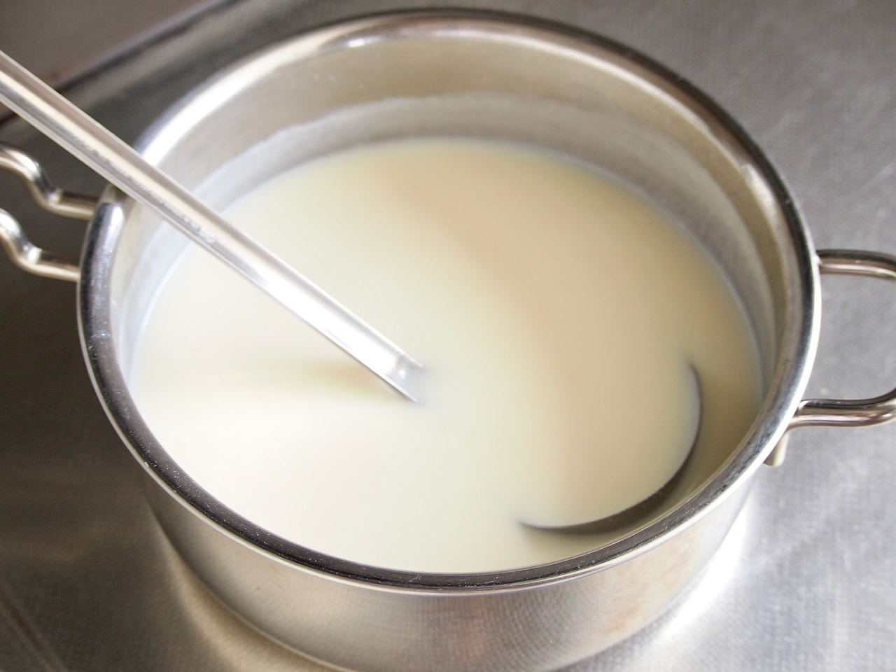 再び鍋に戻し豆乳、塩を入れて味を整える。