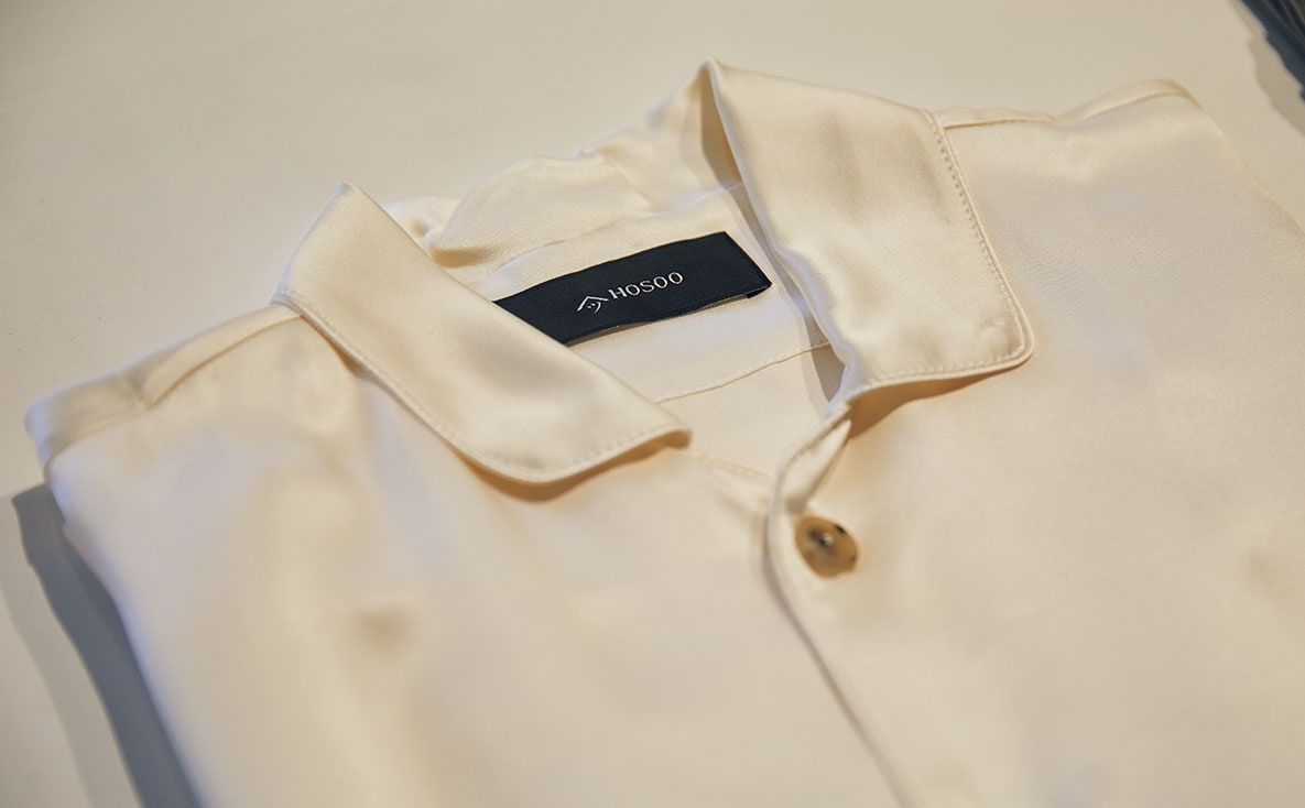 とろけるようになめらか、上品な艶感にときめくシルク100％のスリープウェア176,000円。