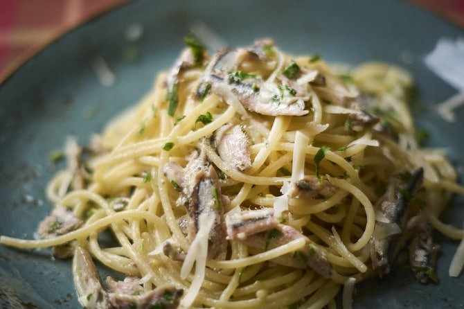 ナポリの名店「ブアッタ」の“スパゲッティ・コン・アリーチ・リモーネ・エ・ペコリーノ”12€ イタリア語は皆目分からないが、ガレッジセール・ゴリのチアガール姿を思い浮かべながら味わいたい逸品。