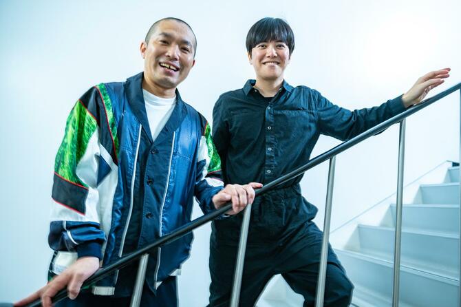塚本直毅(左)と、溜口佑太朗。2008年にはじまった「キングオブコント」をきっかけにコンビを組み、翌年正式に「ラブレターズ」を結成。今年、同大会で優勝を果たす ©︎杉山拓也/文藝春秋