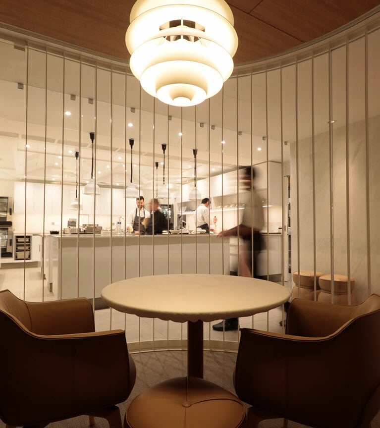 真っ白いキッチンの一角に設けられたシェフズテーブル。