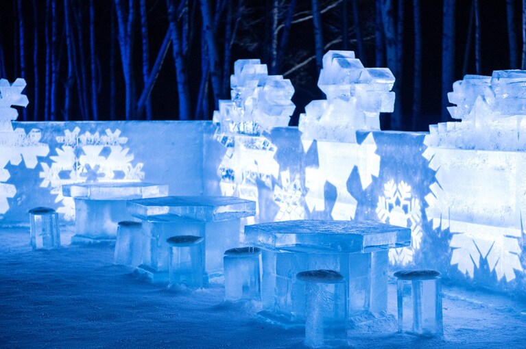 冬の間、毎晩打ち上がる花火を眺めることができる「氷のクリスタルパーク」。19時30分になったら、澄み切った夜空を見上げてみて。